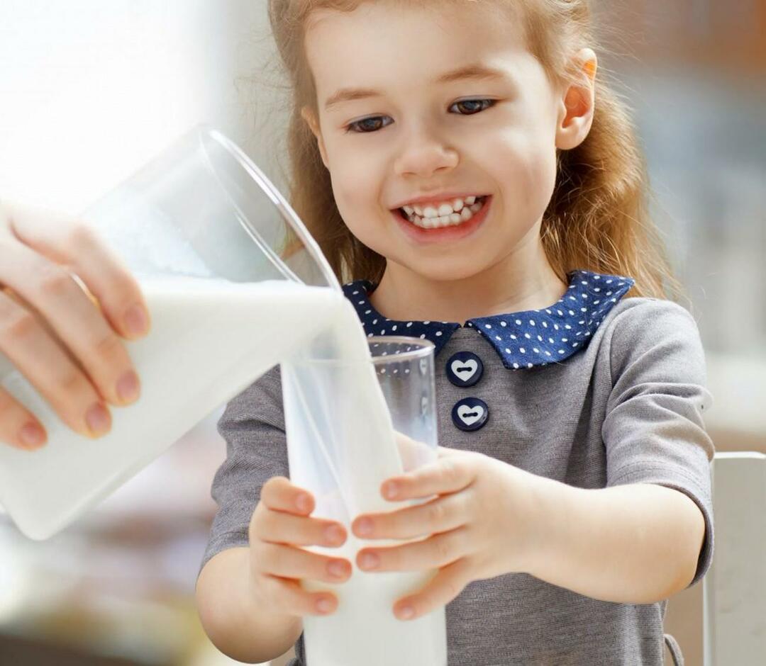 anak minum susu
