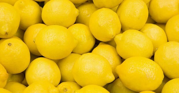 Membersihkan kulit dengan lemon