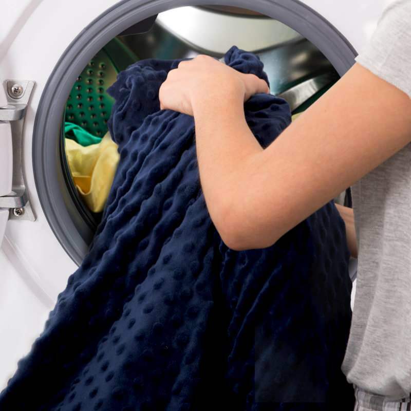 Mencuci selimut di mesin