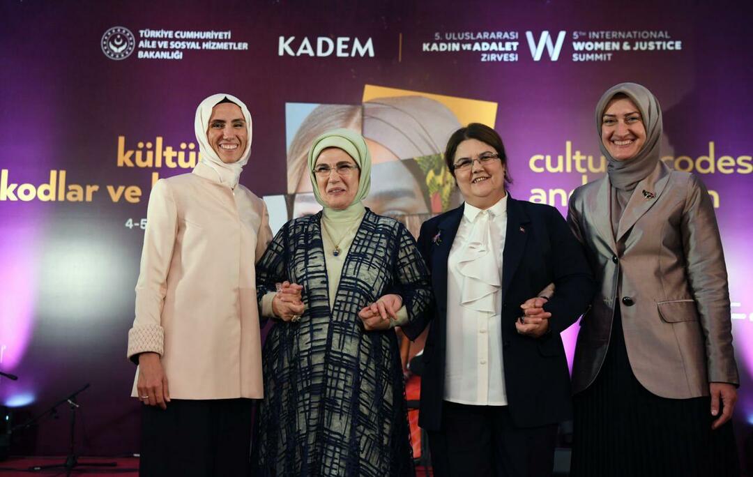 Ibu Negara Erdoğan bertemu dengan Kaoutar Krikou, Menteri Solidaritas Nasional, Keluarga dan Status Perempuan Aljazair.