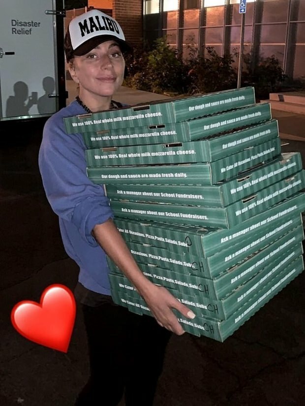 Lady Gaga yang terkenal di dunia menjadi distributor pizza