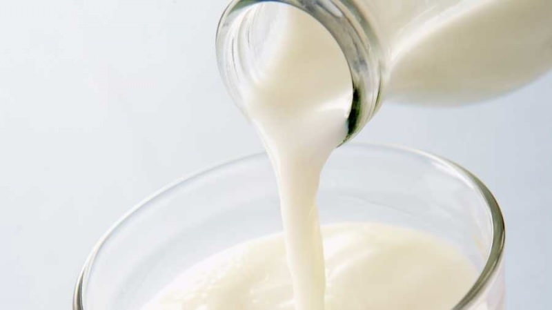 Cara menghindari percikan di sekitar saat menuang susu