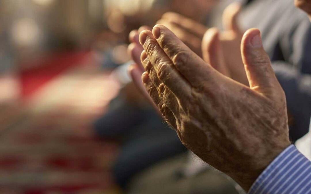 Membuka tangan untuk berdoa
