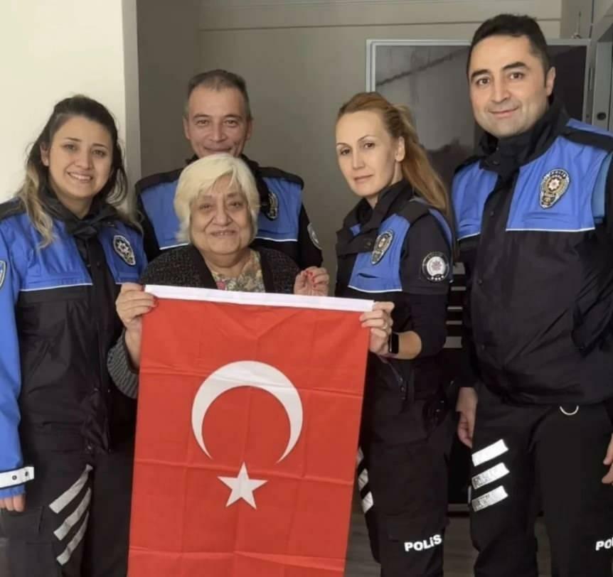 Kejutan Nazan Çim dan tim polisi