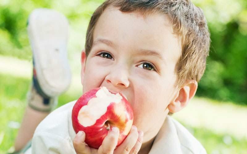 Konsumsi buah dan sayur segar untuk kesehatan gigi pada anak