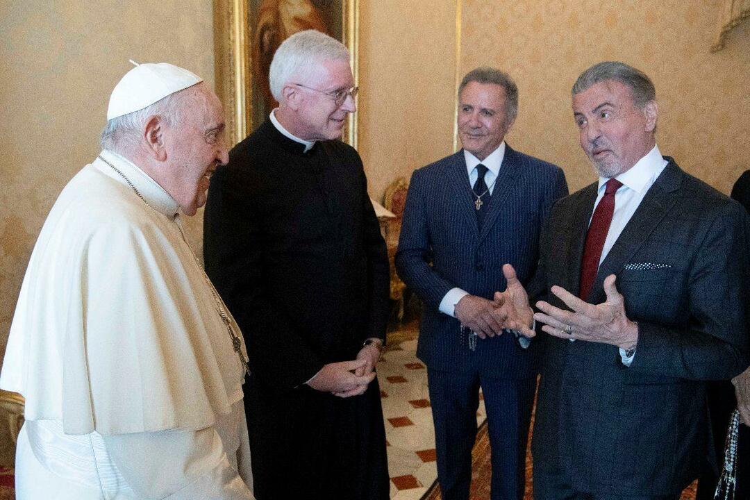Sylvester Stallone mengunjungi Paus Fransiskus bersama keluarganya