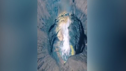 Gunung berapi di Gunung Broma, aktif di Indonesia, dilihat dari udara!