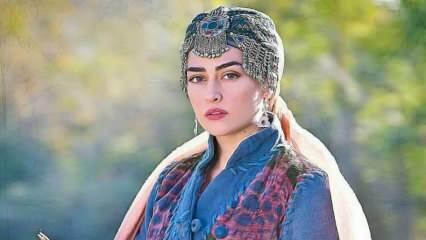 Esra Bilgiç, yang berperan sebagai Halime Sultan, favorit Diriliş Ertuğrul, menjadi wajah periklanan di Pakistan