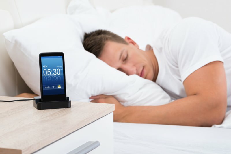 Tidur dekat dengan ponsel menyebabkan penyakit serius