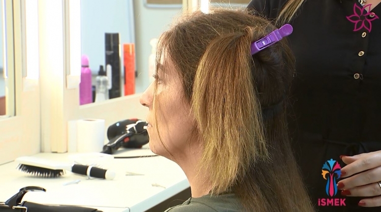 Bagaimana cara membuat rambut pengeriting rambut lurus?