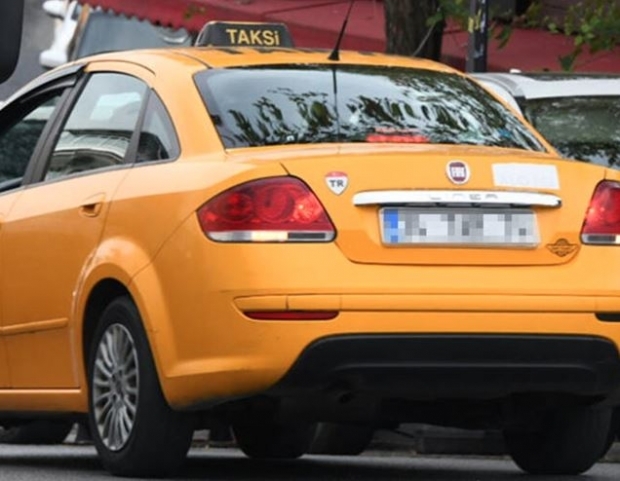Berrak Tüzünataç naik taksi gratis