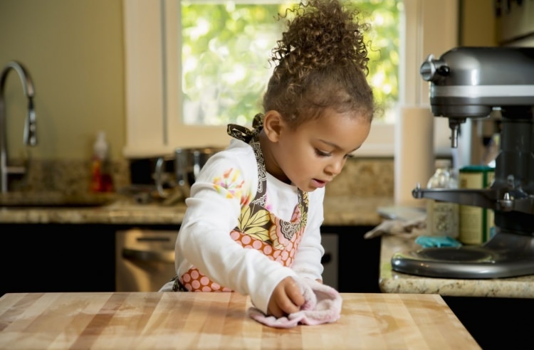 Pekerjaan rumah tangga apa yang dapat dilakukan anak-anak?
