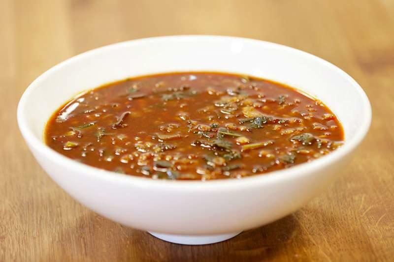 Bagaimana cara membuat sup lentil hitam?