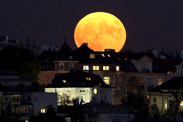Jika bulan super dekat bumi, permukaan bulan berubah merah
