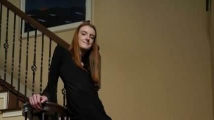 Gadis muda dari USA mendapatkan namanya di Guinness sebagai orang dengan kaki terpanjang di dunia