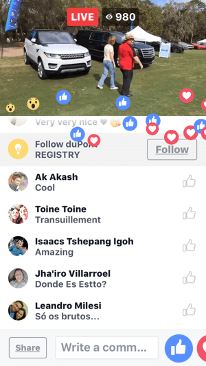 Selama siaran Facebook Live, Anda akan melihat komentar dan reaksi pengguna di layar.