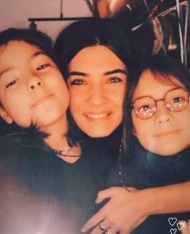 Tuba Büyüküstün berbagi foto dengan putri-putrinya