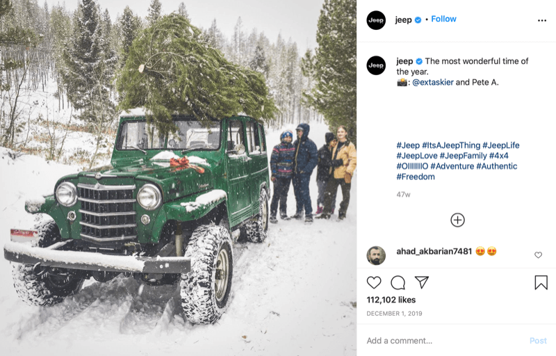 posting Instagram dari @jeep menunjukkan sebuah keluarga di akhir perburuan pohon natal dengan pohon di atas jip mereka, jauh di dalam salju dan negara pohon