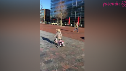 Gadis kecil di sepeda bersaing dengan polisi!