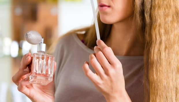 Bagaimana cara memahami parfum palsu? Apa kerusakan parfum palsu?