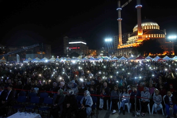 Artis Bosnia Zeyd Şoto dan Eşref Ziya Terzi mengadakan konser di Bağcılar 