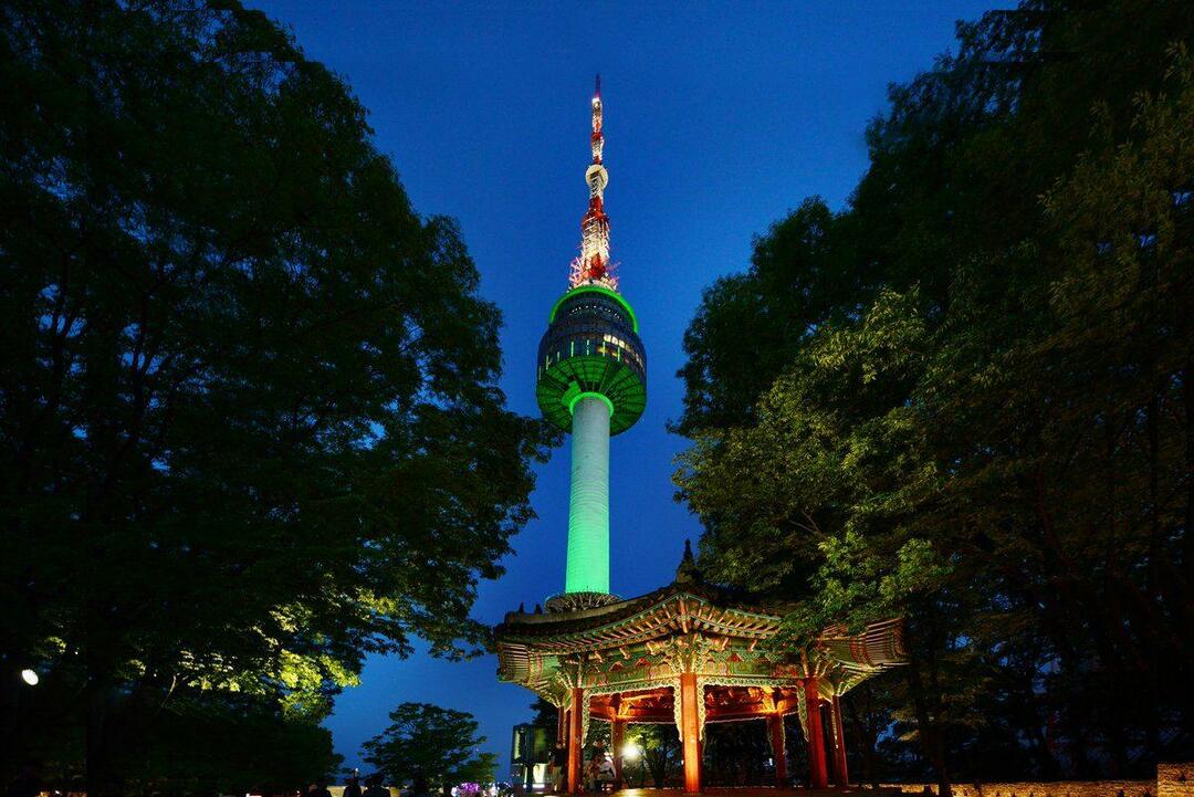 Pemandangan malam Menara N Seoul 