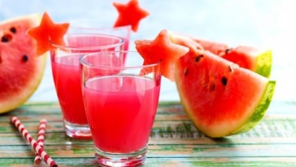 Bagaimana membuat serbat semangka di rumah? 