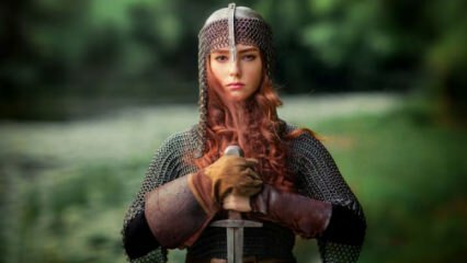 Gadis kecil Swedia menemukan pedang berusia 1500 tahun di danau