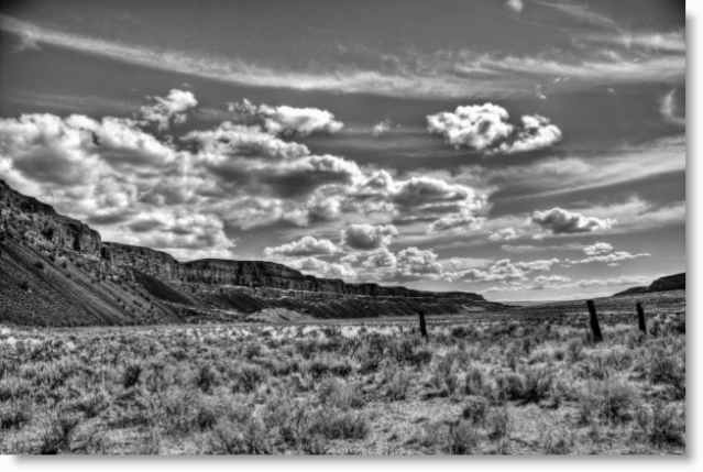 Fotografi How-To Aperature dan Kedalaman Gambar Lapangan Desert Mountains Black and White