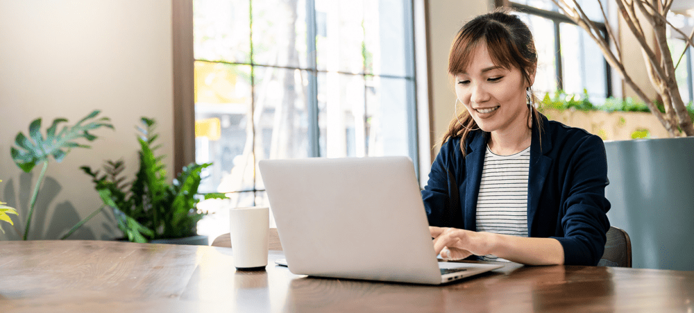 Bekerja di laptop