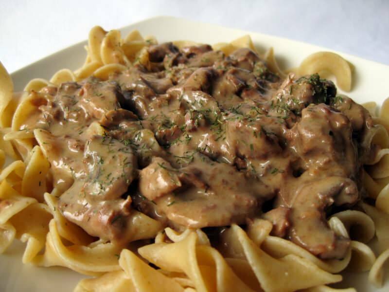 Apa itu Beef Stroganoff dan bagaimana Stroganoff daging sapi dilakukan? Bahan Beef Stroganoff