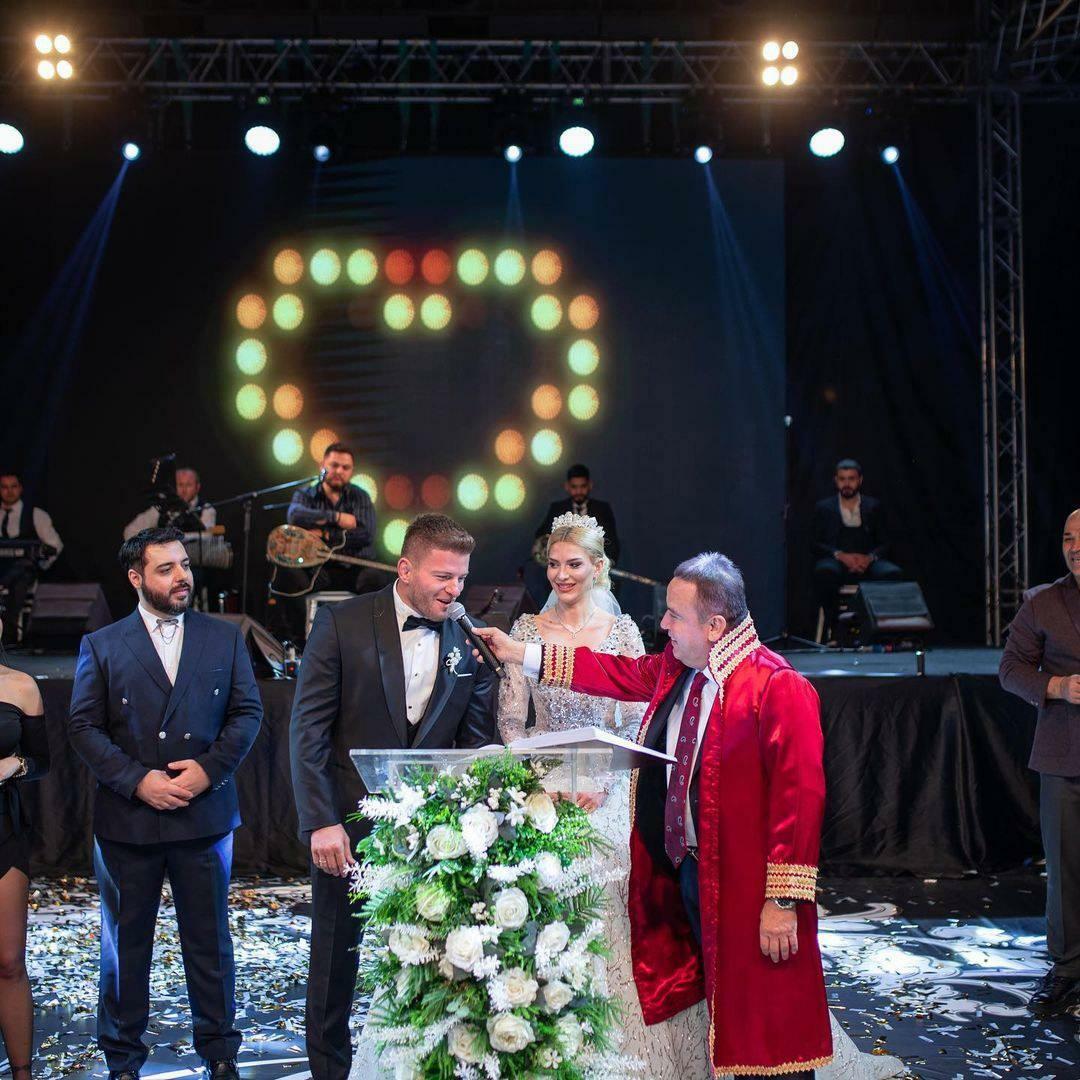 Pernikahan pasangan terkenal itu dilakukan oleh Walikota Kota Metropolitan Antalya.