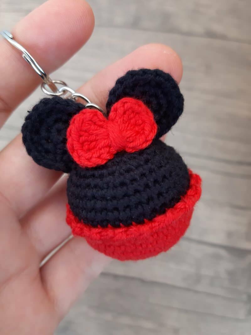 Bagaimana cara membuat gantungan kunci Amigurumi Mickey Mouse? Detail pembuatan gantungan kunci Mickey minnie