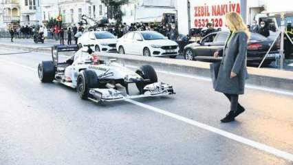 Burcu Esmersoy mengungguli mobil F1
