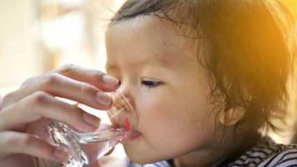 Bagaimana seharusnya air diberikan kepada bayi? Bisakah bayi di bawah enam bulan diberi air?