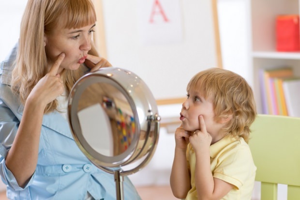 Apa yang harus dilakukan bayi dan anak-anak untuk berbicara?