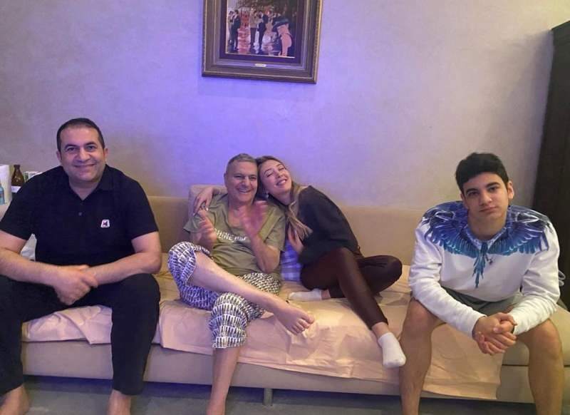 Mehmet Ali Erbil berbagi dengan anak-anaknya