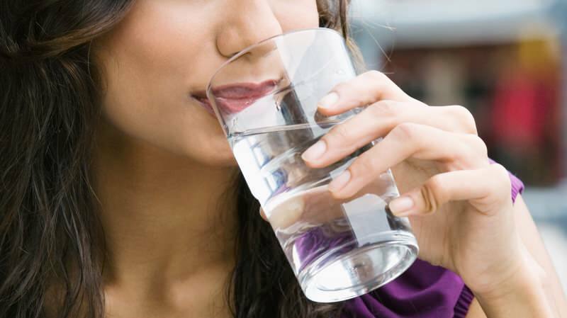 Apakah berbahaya minum air di antara waktu makan?