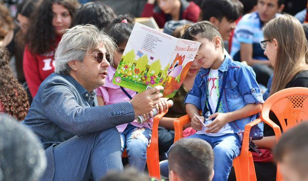 Para pecinta buku bertemu di Taksim Square