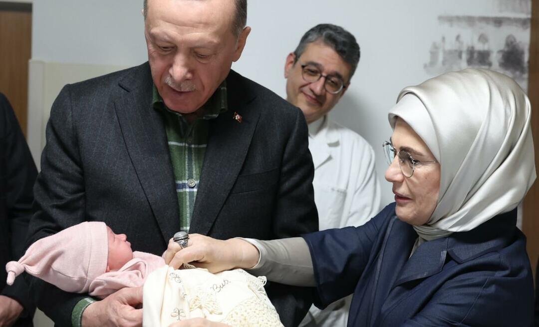 Presiden Erdoğan dan istrinya Emine Erdoğan mengunjungi korban gempa
