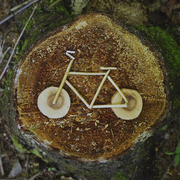 Desain sepeda di atas kayu