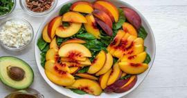 Bagaimana cara membuat salad arugula persik resep Instagram yang populer? Resep salad musim panas persik