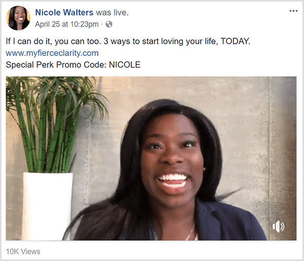 Nicole Walters membagikan video langsung Facebook yang mempromosikan kursusnya Fierce Clarity. Dia muncul dengan pakaian bisnis di depan dinding netral dan tanaman bambu tinggi di perkebunan putih.