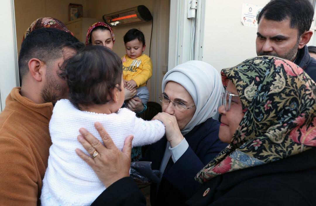 Emine Erdoğan mengunjungi keluarga korban gempa