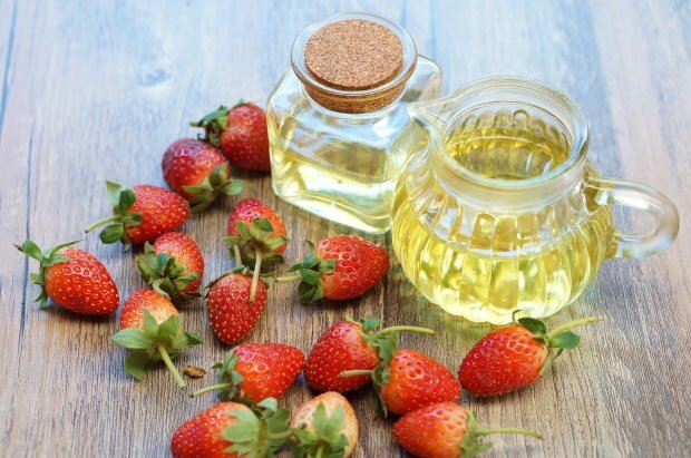 Bagaimana minyak strawberry dioleskan ke kulit?
