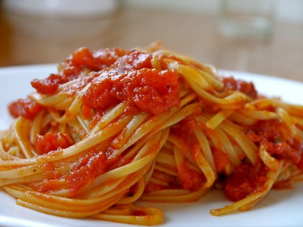 Bagaimana cara membuat pasta dengan pasta tomat? Apa masalahnya?