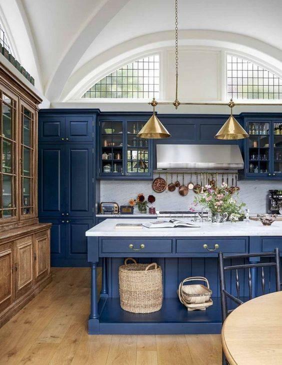 Dekorasi dapur dilengkapi dengan warna indigo 