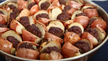 Bagaimana membuat kebab bawang di baki?