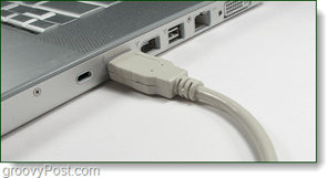 pasang kabel usb dari ponsel ke port komputer