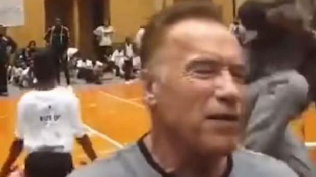 Serangan menendang terbang ke Schwarzenegger yang terkenal di dunia!